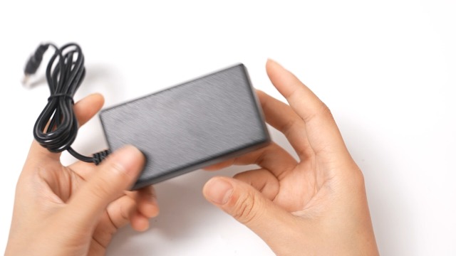 Adattatore Di Alimentazione Per Caricabatteria Agli Ioni Di Lio Da 12,6 V 10 A 5 A Per Pacco Al Lio Ricaricabile A 3 Corde Da 11,1 V 12 V 12,6 V DC 2,1 Mm X 5,5 - Foto 12