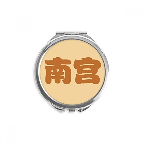 Miroir de poche à la main motif chine pour rester élégante au bureau ou en voyage