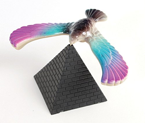 Oiseau équilibriste CNH défiant la gravité sur son socle en plastique