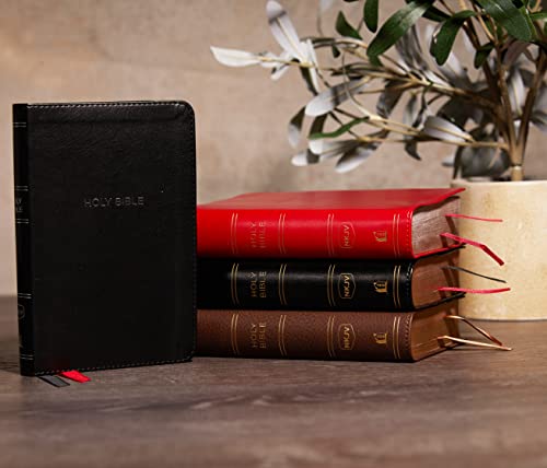 NKJV, Deluxe Reference Bible, Compact Large Print, Leathersoft, Black, Red Letter, Comfort Print: Ho