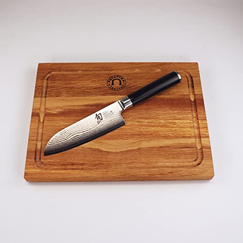 Kai Shun Classic Damastmesser Set, DM-0727 | handliches Santokumesser aus Damaststahl mit 14 cm Klinge + handgefertigtes und robustes Fassholzbrett (Eiche) aus...