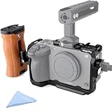 Perfekter Schutz und dreifache Verriegelung: Perfektes Schutzdesign, die 4 Seiten des Kamerakäfigs liegen eng an der Kamera, um die Kamera effektiv zu schützen. Über drei 1/4-Zoll-20-Schrauben befestigen Sie die Kamera und verriegelt von der linken Seite, der rechten Seite und der Unterseite, um zu verhindern, dass sich die Kamera verschiebt und dreht. Darüber hinaus ist eine Gummidichtung an der Unterseite des Käfigs angebracht, um die Unterseite Ihrer Kamera vor Kratzern zu schützen.