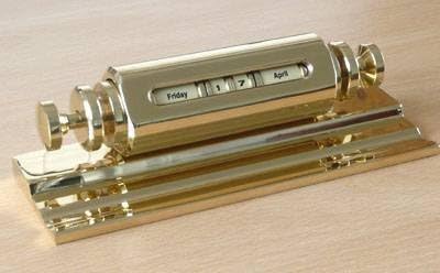 Executive Barrel Perpetual Calendar .. with free engraving and FREE UK delivery