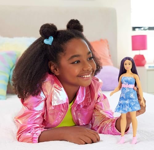 Barbie Fashionistas Poupée avec cheveux violets, vêtue d’une robe sans bretelles en jean à imprimé papillons, d’une ceinture rose et de bottes, HYT89