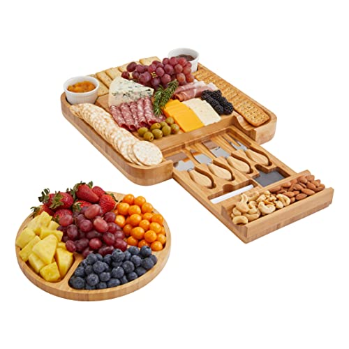 JumblWare Bamboo Fruit and Cheese Board. La combinazione di salumi include un server per carne e formaggio in legno con set di coltelli, vassoio da portata, ciotole in ceramica ed etichette in gesso. JumblWare Bamboo Fruit and Cheese Board. La combinazione di salumi include un server per carne e formaggio in legno con set di coltelli, vassoio da portata, ciotole in ceramica ed etichette in gesso.