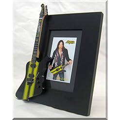 MICHAEL SWEET Cadre photo guitare miniature STRYPER (1) - Les Beatles, Paul McCartney, John Lennon, RIngo Starr, George Harrison MICHAEL SWEET Cadre photo guitare miniature STRYPER (1) – Image 2