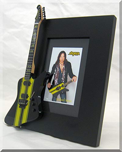 MICHAEL SWEET Cadre photo guitare miniature STRYPER (1) - Les Beatles, Paul McCartney, John Lennon, RIngo Starr, George Harrison MICHAEL SWEET Cadre photo guitare miniature STRYPER (1) – Image 3