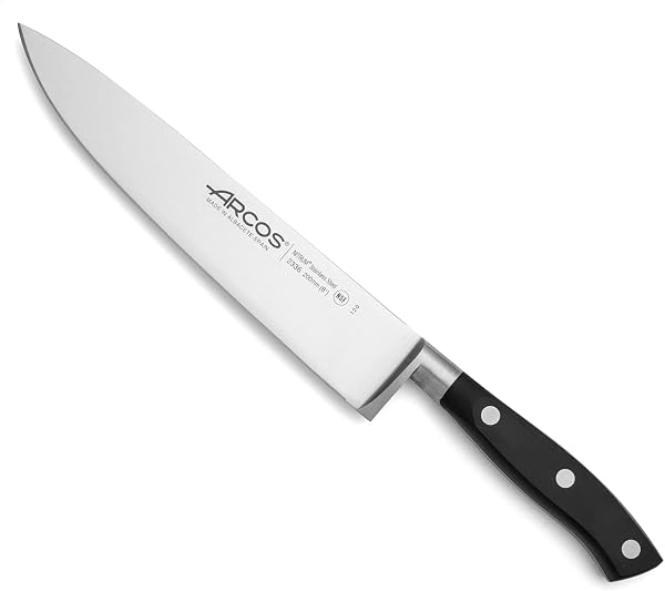 Detalle del mango ergonómico y la hoja de 200mm del cuchillo chef Arcos Serie Riviera.