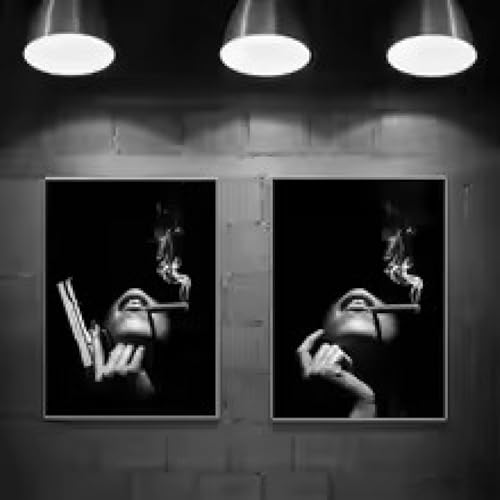 Toile femme fumant nue pour habiller un mur vide avec un cadre noir et blanc 50x70