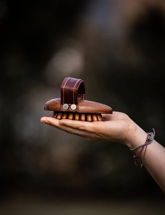 Equimour Massagestriegel – Pferdestriegel aus Holz mit stabilen Holznoppen & flexiblem Gummikissen – Für effektive Massage, Durchblutung & Wellness-Pflege deines Pferdes