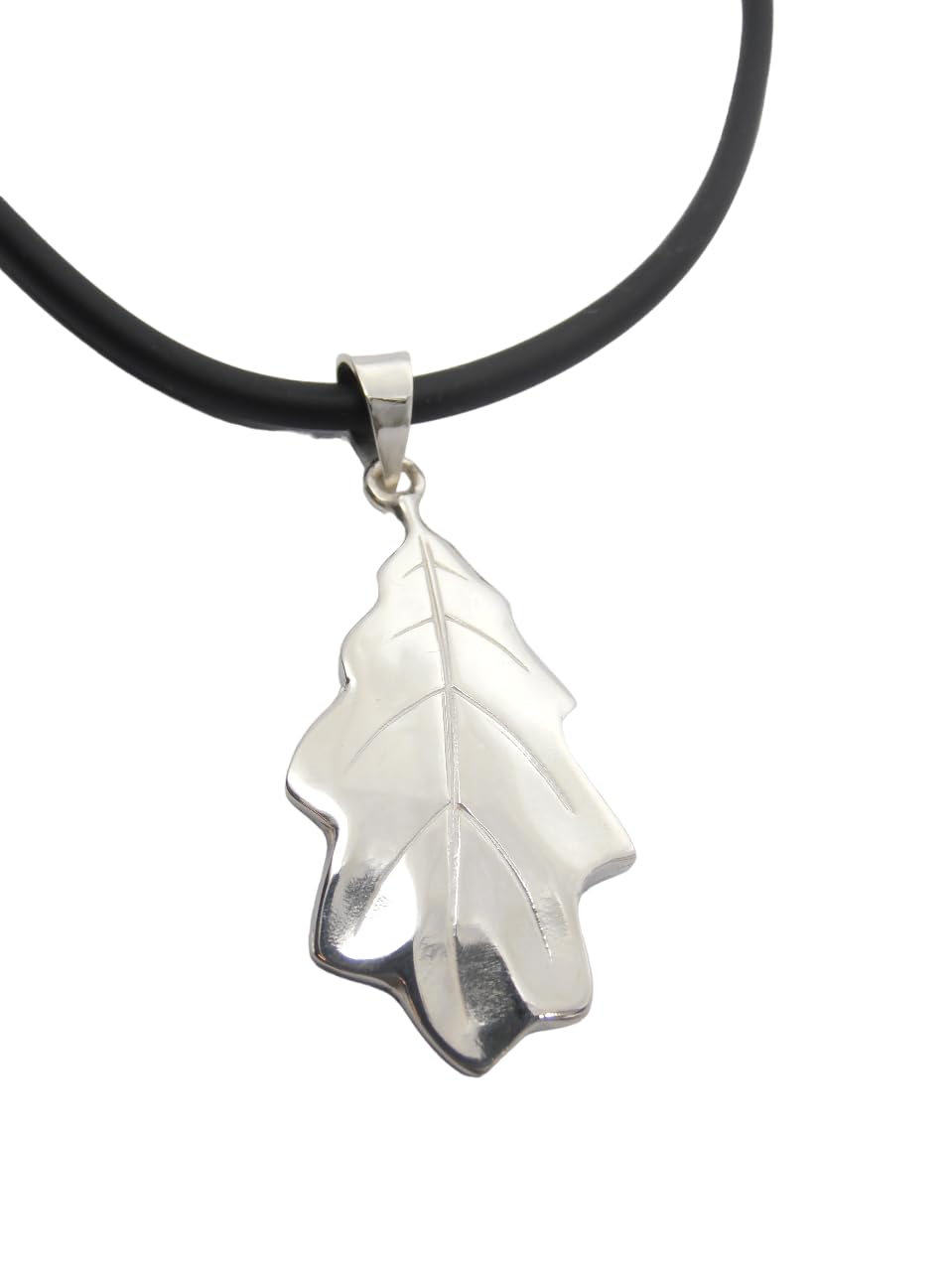 Collier feuille de chêne en argent pour affirmer votre style au quotidien