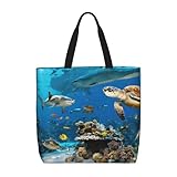 Design elegante con stampa completa: caratterizzata da un vivace design a stampa completa, questa borsa tote con stampa di tartarughe marine aggiunge un tocco alla moda e accattivante al tuo abbigliamento, per chi ama gli stili versatili e alla moda.