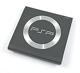 Die Abdeckung sitzt über dem UMD-Disc-Laufwerk, um interne Komponenten vor Staub, Schmutz und Beschädigungen zu schützen.