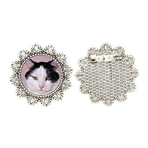 Broche de plata de flor de gato para renovar ropa básica sin gastar en prendas nuevas