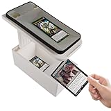 Facile à utiliser : Fixez d'abord le support pour smartphone et le compartiment pour cartes. Ouvrez ensuite l'application ManaBox Scan sur votre smartphone et placez-le sur le support. Orientez l'appareil photo vers le compartiment pour cartes. Glissez ensuite les cartes une par une dans le compartiment.