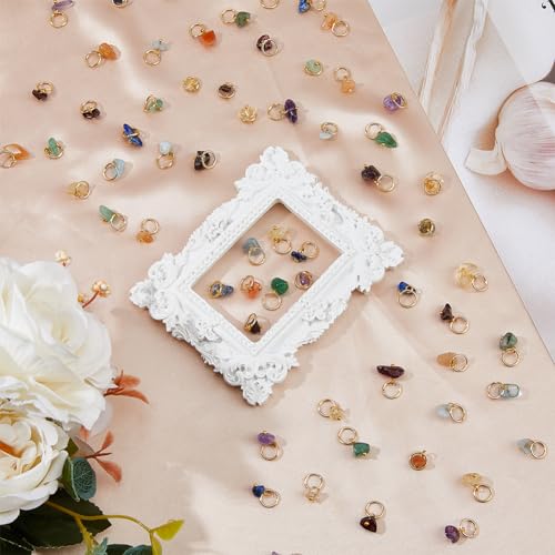 SUPERFINDINGS 84 Stück 7 Farben Naturstein Anhänger Gemischte Edelstein Charms Mit Hellgoldenem Biegering Aus Edelstahl Gemischte Farben Baumelnde Charms Für Ohrring Halskette 14mm