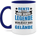 Rente Geschenk Rentner Tasse - Rente 2022 eine echte Legende verlässt das Gelände - blau/schwarz - Unisize - Dunkelblau - tasse eine legende verlässt das gelände - Q9061 - Kaffeetasse und Teetasse