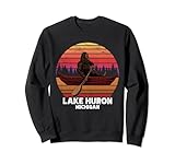 Vous aimez le Bigfoot, le canoë, le kayak, aller au lac, la pêche, les activités de plein air ? Ce motif rétro vintage de coucher de soleil représentant le Bigfoot pagayant dans un canoë est parfait. Montrez votre soutien et votre fierté pour notre lac, le