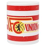 Taza blanca con rayas rojas y blancas