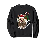 Chihuahua è seduto in bevanda di Natale al cioccolato al cioccolato. Little Dog Chihuahua è seduto nella caramella di un caldo cacao e Candy Cane con cappello di Natale. La divertente bevanda di Natale di Chihuahua amerà bei mamma, papà e bambini. Chihuahua ama Cocoa Kids