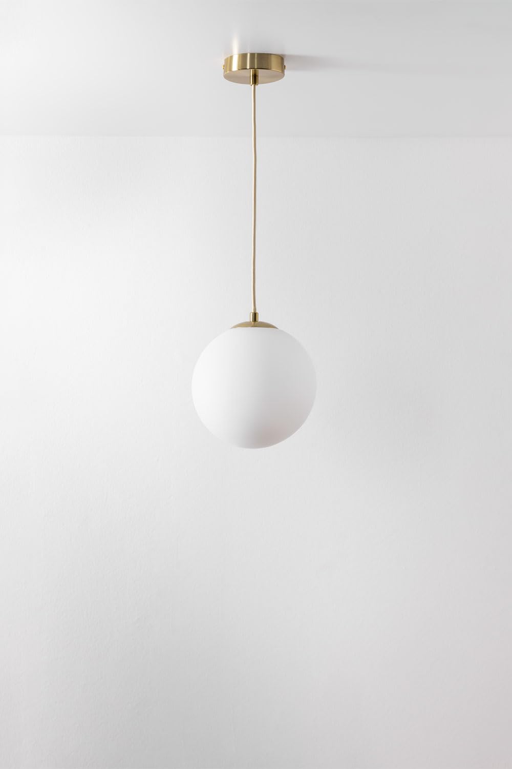 SKLUM Żelazna lampa sufitowa ze szklaną kulą Uvol Ø19 cm