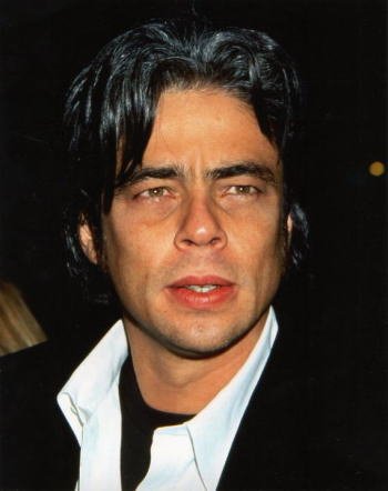 ベニチオ・デル・トロ直筆サイン入り超大型写真… ベニチオ・デル・トロ直筆サイン入り超大型写真…