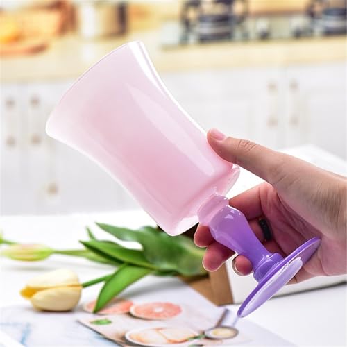 Vasos de agua elegantes en copa rosa para evitar mesas aburridas 4