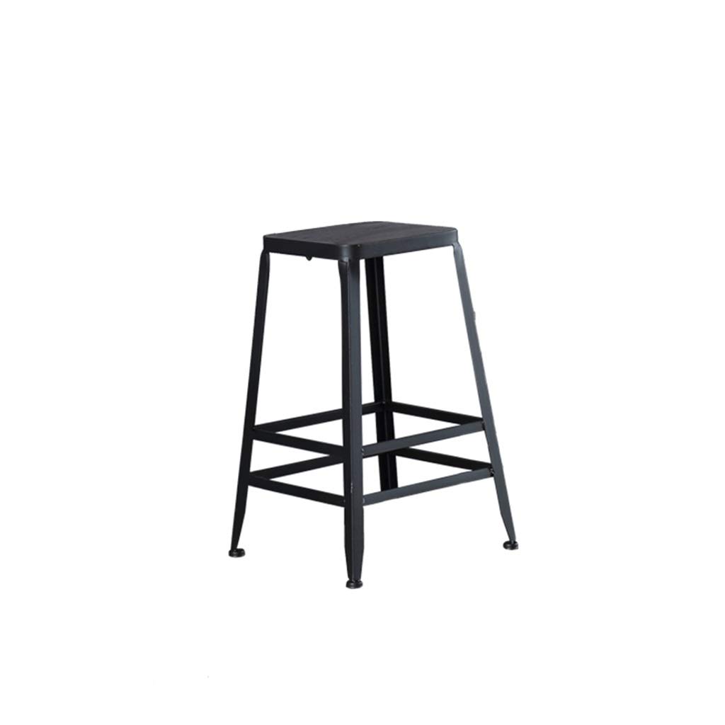 Tabouret haut nordique en bois noble et métal noir au design épuré