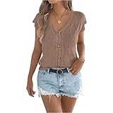 Débardeur tricoté boutonné devant avec ceinture non mais compatible avec une ceinture classique passant dans les passants d’un bas taille mi ou inférieur droit sans fente latérale permettant de posé sur les hanches ou de glisser dans un bas selon préférence convient à différentes morphologies grâce à matière souple à élasticité modérée gardant forme après étirement