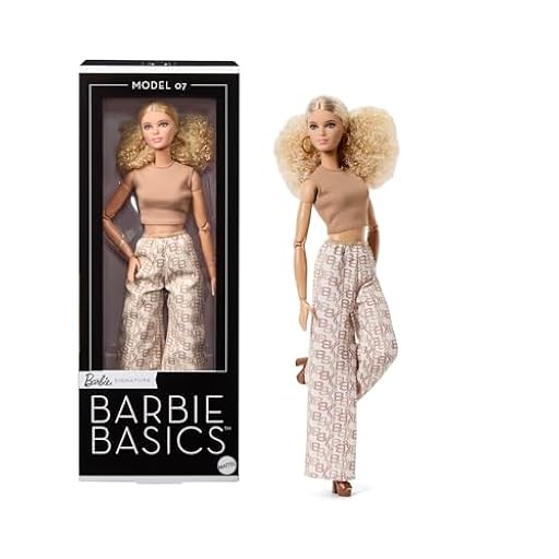 Barbie Basics Muñeca Modelo 07 de Moda para coleccionistas con Melena Rubia y Pantalones Blancos con Estampado, Ropa Intercambiable con Otras muñecas y Cuerpo articulado, JJX26 | Ya disponible en tu tienda friki favorita! En mundofriki.es!
