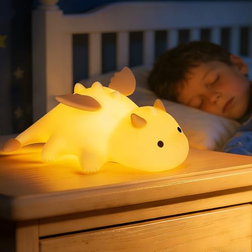 Luce dimmerabile con controllo touch e modalità RGB: la luce notturna Dragon per bambini dispone di tre livelli di luce bianca calda (3000 K) e sette colori RGB che possono essere facilmente regolati al tatto. Così la luce notturna in silicone per bambini offre sempre l'illuminazione giusta, dalla delicata luce addormentata ai colori suggestivi. L'intuitivo controllo touch rende la luce notturna Dragon per bambini ideale per le piccole mani dei bambini. Come graziosa lampada da notte per la cameretta dei bambini, porta magia in ogni cameretta e garantisce una sensazione di sonno rilassante