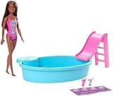 barbie pool party Einen ganzen Sommer lang und darüber hinaus dauert der niedliche Spielspaß mit Barbie und ihrem Pool für Kinder von 3 bis 7 Jahren an. Alle Barbie-Puppen und Accessoires zusammen (alle Artikel separat erhältlich) sorgen für zusätzliche Spielmöglichkeiten.