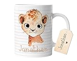 KINDERTASSE DRUCKEN LASSEN: Gestalte Deine personalisierbare Kinder Tasse mit eigenem Namen | Unser Grafikteam passt deinen Wunschnamen optimal auf deine personalisierte Tasse an. Super süße Tiermotive; liebevoll gezeichnete Aquarelle sorgen für strahlende Kinderaugen. Inkl. Geschenkanhänger aus Holz, graviert mit Namen