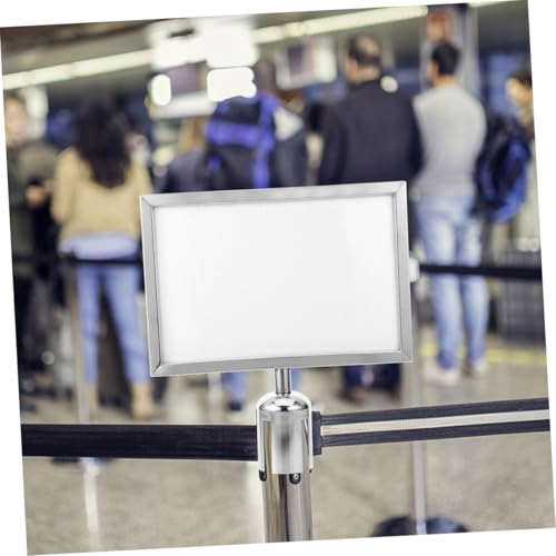 Signalisation aéroportuaire durable avec cadre inox argenté
