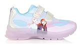 👟 Fermeture à scratchs holographiques faciles à enfiler ❄️ Illustration officielle Disney Frozen (Elsa & Anna) ✨ Semelle translucide légère et confortable 💜 Design coloré et respirant avec détails brillants 🎁 Idée cadeau parfaite pour les petites princesses Disney
