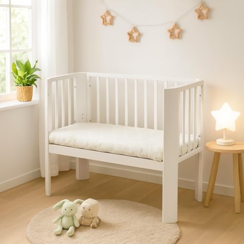 Babyhafen Beistellbett Weiß – Babybett mit Matratze – höhenverstellbar – Kiefernholz – 90x40 cm – Umbaubar zur Sitzbank – inkl. Montageset (Weiß)