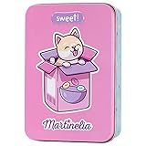 ESTUCHE MARTINELLA YUMMY TIN 4 LIP+ 1 GLOSS LABIOS. CAJA METÁLICA QUE CONTIENE 1 LIP GLOSS Y 4 BÁLSAMOS LABIALES CON SABOR A ARÁNDANOS, FRESA, MANZANA Y UVA.