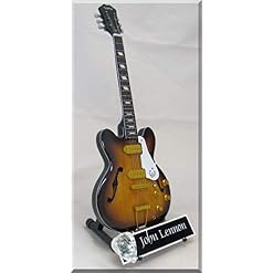 JOHN LENNON Guitare Miniature Casino avec médiator - Les Beatles, Paul McCartney, John Lennon, RIngo Starr, George Harrison