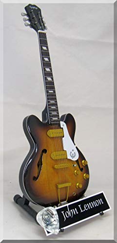 JOHN LENNON Guitare Miniature Casino avec médiator - Les Beatles, Paul McCartney, John Lennon, RIngo Starr, George Harrison JOHN LENNON Guitare Miniature Casino avec médiator