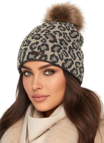 Baesics Strickmütze Leomuster Beige mit Bommel für Damen & Herren – warme Unisex Wintermütze mit Fleecefutter & Kunstfell Pompon One Size – Beanie Stil
