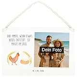 EINFACH EINZIGARTIG: Dieses personalisierte Foto Deko Schild bringt Charm und Persönlichkeit in dein Zuhause. Mit bezaubernden Motiven von Mr. & Mrs. Panda wird jedes Schild zum Statementstück für deine Wand oder Tür.
