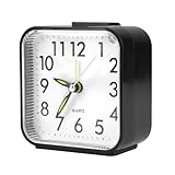 Alarme sonore ascendante douce : l'alarme augmente progressivement en 4 étapes (faible → moyen → élevé → max) sur 2 minutes, offrant un réveil sans stress. Le grand bouton snooze permet un repos supplémentaire de 5 minutes si nécessaire.