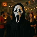 Qualité durable et réutilisable année après année Ce masque est conçu pour durer. Le plastique ABS utilisé est solide et résiste aux chocs légers, à l’humidité et aux déformations. Contrairement à de nombreux masques jetables bon marché, celui-ci conserve sa forme et son éclat blanc brillant même après plusieurs saisons. La cagoule intégrée en tissu synthétique résistant ne se déchire pas facilement et reste souple au fil du temps. Facile à nettoyer et à ranger, il peut être réutilisé année après année, faisant de lui un excellent investissement pour les amateurs de déguisements d’horreur.