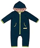 Overall mit Kapuze aus weichem Sweat-Stoff. Die Kapuze ist innen mit bedrucktem Jersey abgefüttert. Vorne mit Reißverschluss und aufgesetzter Känguruhtasche mit kontrastfarbigen Paspeln am Eingriff. Logo-Etikett mit Fähnchen an der Tasche. Made in Germany. Waschbar bei 30°C