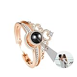 ❤Alta calidad ❤– El anillo de proyección de fotos está hecho de plata esterlina. El anillo Te amo es de tamaño ajustable y puede adaptarse a la mayoría de los tamaños de dedos. Es una adición muy innovadora a la forma, combinada con tres partes, piedra de proyección, corona y corazón. Estas tres partes se pueden usar juntas o respectivamente.