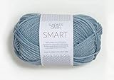 Smart von SANDNES ist ein superwash-behandeltes Garn aus 100 % Schurwolle. Die angenehm weiche Qualität hält sich auch nach vielen Wäschen und starker Nutzung und eignet sich somit für alle Strickprojekte.