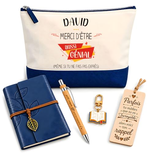 Planetee Coffret Pochette David Génial sans Faire Exprès | Pochette Coton, Carnet Similicuir, Stylo Bambou, Marque-Page Bois, Porte-Clés Livre | 5 Pièces | Cadeau Noël Homme Anniversaire Fête Original