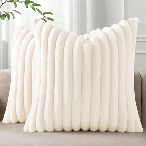 Housses de coussin fausse fourrure 65x65 pelucheuses et douces blanc crème