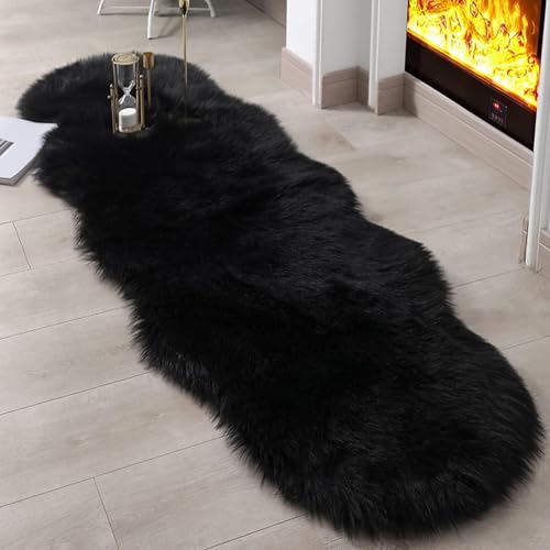JXLOULAN Faux Lammfell Schaffell Teppich Schwarz 60x160 cm, Longhair Flauschiger Teppich Wohnzimmer Deko, Weicher Fell Carpet für Stühle Sofa Schlafzimmer Kinderzimmer