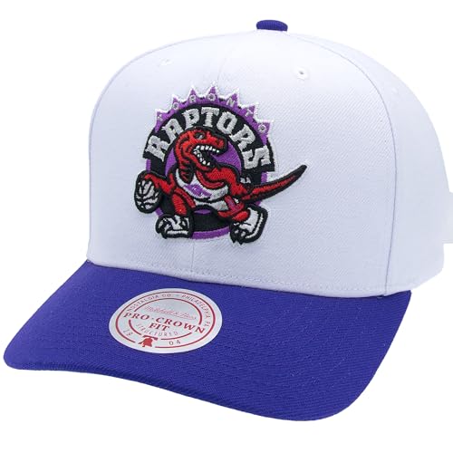 DESIGN AUTENTICO: berretto da baseball NBA Toronto Raptors di alta qualità con logo della squadra ricamato dettagliato in rosso, viola e bianco su sfondo bianco con visiera viola